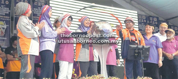 RASMI: Jamilah dan Fatimah melancarkan logo dan lagu Sukan Paralimpiad Malaysia Ke-18 di Le’ Park, Kuching semalam.