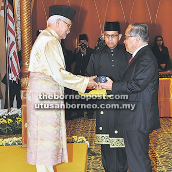 GAWA BENDAR AGI: Uggah benung nerima chiri nyadi Menteri Kabinet Nengeri Sarawak ari ari Tuai Pemegai Menua Tun Pehin Sri Abdul Taib Mahmud, ensanus. 