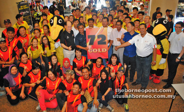 BERSEMANGAT: Dr Annuar (tengah) dan yang lain bersama atlet-atlet SUKMA Sarawak di Sibu kelmarin.