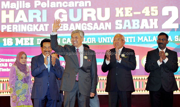 TERIMA KASIH CIKGU: Ahmad Zahid selepas merasmikan sambutan Hari Guru peringkat kebangsaan di Dewan Canselor Universiti Malaysia Sabah di Kota Kinabalu, semalam. Turut hadir Ketua Menteri Datuk Seri Musa Aman (dua kiri), Menteri Pendidikan Datuk Seri Mahdzir Khalid (dua kanan) dan Timbalan Menteri Pendidikan Datuk P.Kamalanathan (kiri). — Gambar Bernama