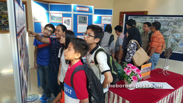 Ellisa (third left) and Emmanuel (second right) and schoomates at SK St Joseph Miri viewing the exhibition on Miri.