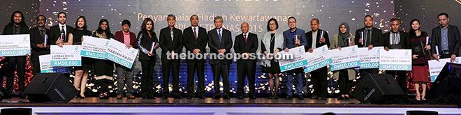 Ahmad Zahid (10th left) together with the winners at the Malaysian Press Night 2016 and presentation of Malaysian Press Institute (MPI)-Petronas Journalism Award 2015. Also seen is Dr Salleh (9th left) and Dr Chamil (11th left). Phyllis Wong of The Borneo Post is at eighth right.