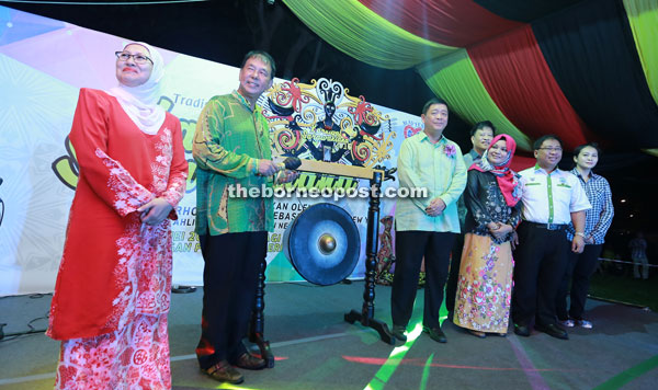 Ting (second left) launching the carnival witnessed by Rashidah (left), Salina, Lai and others. 