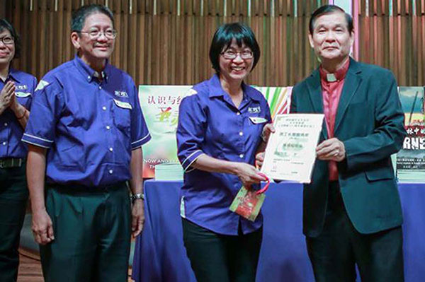 Sarawak Chinese Annual Conference president, Datuk Dr Rev Su Chii Ann presents a long service certificate to Sister Ai Choo.