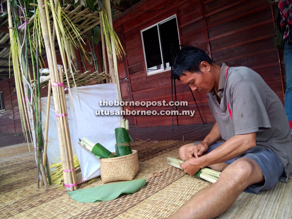 PERSIAPAN: Penduduk Kampung Benuk, Padawan sedang menyiapkan Sanggar untuk upacara miring sempena sambutan Hari Gawai. 