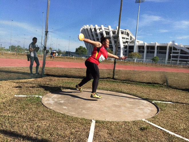 MASTER CLASS: Sarawak’s Grace Wong pause before launching the discus on Day 2 of the 58th MSSM national schools track & field championships at Sultan Mizan Zainal Abidin, Terengganu yesterday. She threw a personal best of 40.73m to win her second gold medal of the meet. Wong Xiao Jing, also from Sarawak, picked up the silver (35.19m) while Negri Sembilan’s Choo Jia Yi was third (32.45m) in the U-18 event. Grace won her first gold a day earlier after throwing 52.70m in the hammer to break her own record of 50.74m. The 16-year-old, who first represented Sarawak when she was in Primary Four in 2010, is eyeing a third gold in the shot put at the five-day championships. — Photos courtesy of Christopher Tinkai
