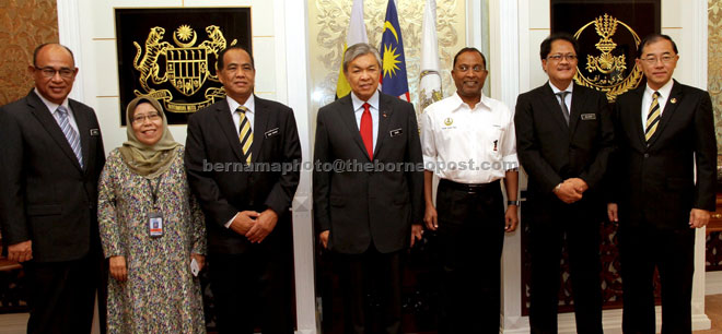 Ahmad Zahid (centre) during a photo-call with Perak Menteri Besar Datuk Seri Dr Zambry Abdul Kadir (third right) during his visit to Perak Darul Ridzuan building. — Bernama photo 