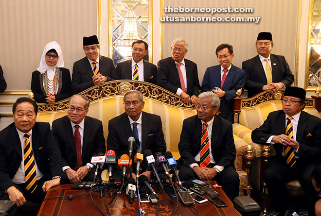 MANTAP: Adenan bersama tiga timbalannya, Uggah, Masing dan Abang Johari serta anggota kabinetnya Awang Tengah, Fatimah, Manyin, Dr Sim, Soon Koh, Rundi pada sidang media, semalam.