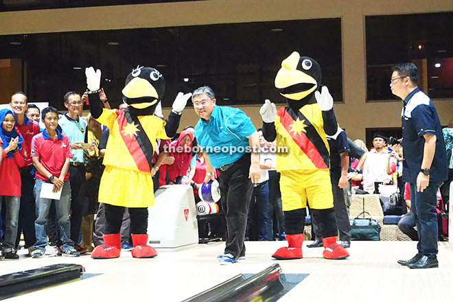 Morshidi flanked by the Sarawak hornbill mascots bowls as symbolic to soft-open the new Megalanes Emart Batu Kawah. 