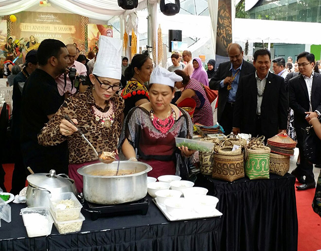 Ik Pahon (second right) and Ilango on his right and other guests visiting the stalls at the Sarawak Week Promotion campaign.