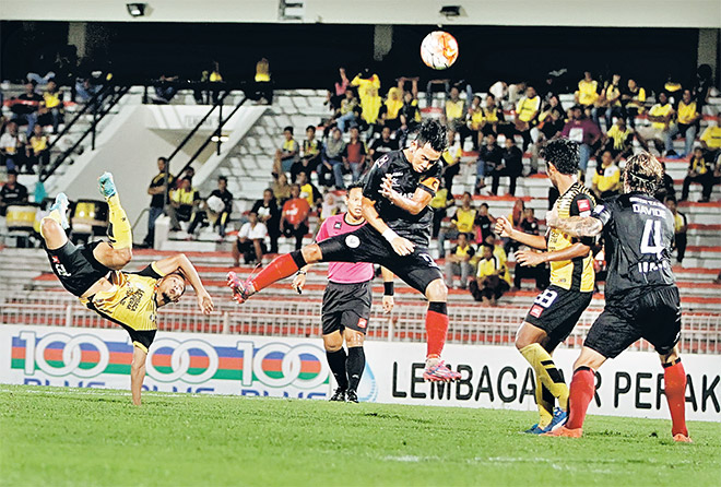 LIBASAN KENCANG: Sebahagian daripada babak aksi perlawanan Liga Super 2016 Perak bertemu Sarawak di Stadium Perak, kelmarin Keputusan penuh Perak 0 Sarawak 3. — Gambar Bernama