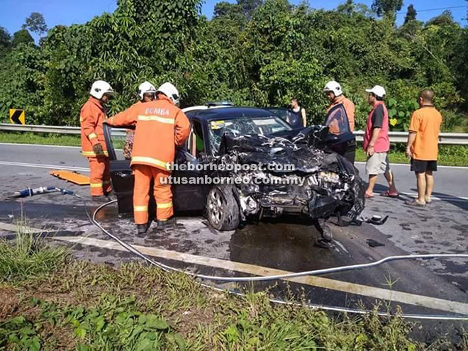 REMUK: Anggota bomba berjaya mengeluarkan mangsa yang tersepit.