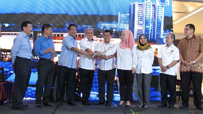 Tengah (fourth left), Julaihi (third left) together with Che Nazli (fourth right) touches the screen of a tablet to symbolise the launch of the state-level ‘SMEs Week 2016’. Also seen on the stage (from right) Abdul Aziz, Paulus and Rosey, while from left Liaw and Ripin.