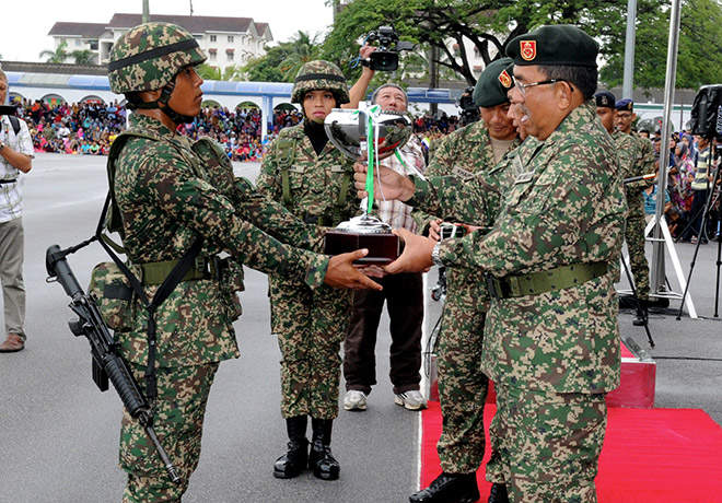 Mohd Johari presents an award to Muhammad Safarudin Khairul Kamsani. — Bernama photo