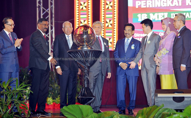 Zahid (fourth left) accompanied by Musa (fourth right) and Mahdzir (third left) to mark the officiating of the 45th National Teachers’ Day hosted by Sabah.  — Bernama photo