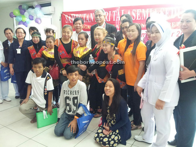 Dr Heric taking a group photo with the organizing committee and some of the Thalassemia pagtients.