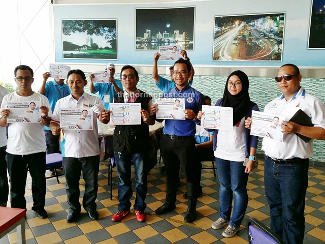 Salleh (second left) and other PKR members holding the former's manifesto for Satok