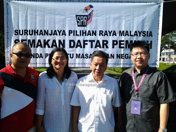 DAP Pelawan candidate David Wong (second right) accompanied by his wife Margaret Wong Tai Ling, DAP Youth Section Chairman, Lee Toh Hung (left) and DAP Pelawan Election Agent, Law Hui Ung arrived to cast vote at 9.05am at SM Teknik.
