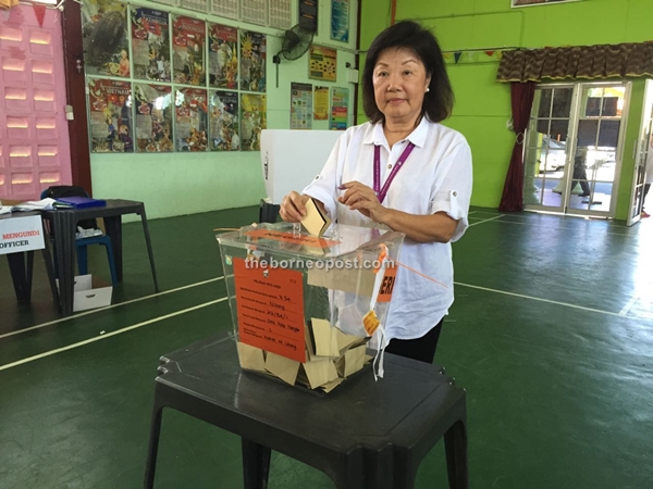 Direct BN candidate in Pelawan Dato Janet Lau casts her votes at SMK Kampung Nangka.