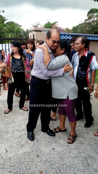 [10:03, 7/5/2016] Former Marudi assemblyman Datuk Sylvester Entri Muran arrive at SK Sungai Jaong in Marudi at 10.05am to cast his vote. He hugged everyone who waited for him at the school entrance.