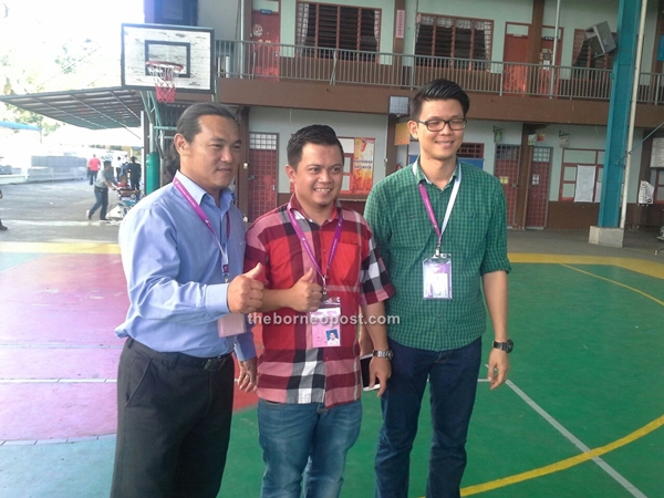 N55 Nangka: (From left) Star's Simon Tiong and PKR's Abdul Raafidin Majidi and PKR deputy youth chief Tan Kar Hing posing for reporters during their visit to SJKC Methodist.