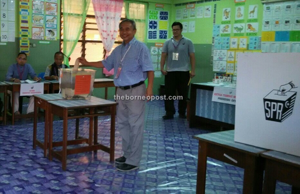 PKR candidate for N67 Jepak Abdul Jalil Bujang is among the first to cast his vote at SK Bintulu this morning