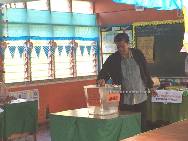 BN-PRS candidate for N70 Samalaju Majang Renggi is the first person to cast his ballot at SK Tegageng, Suai at 8am.