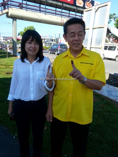 BN Meradong candidate & wife Kueh Nai Fun cast their votes at SK St. Anne Sarikei under N.45 Repok at 8.08 am. Thereafter rush to his constituency