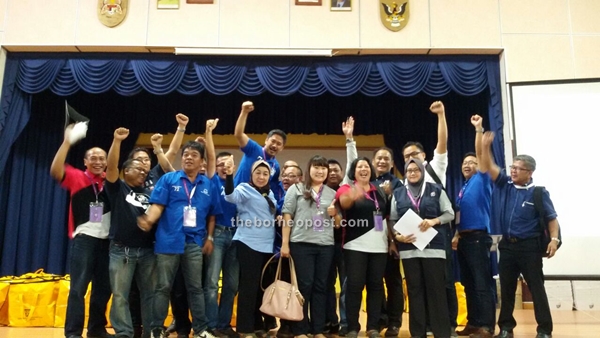 Ripin  (6th left .. tallest one back row) having photo call with his strong supporters.