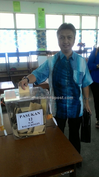 BN-PRS Snowdan Lawan casting his vote at SK Balai Ringin at 10.30am.