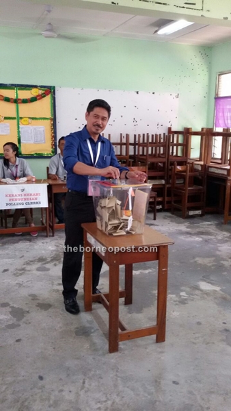 BN candidate for Lambir, Ripin Lamat arrived at SMK Riam Taman Tunku at 8.53 am and cast his vote at 9.17am.