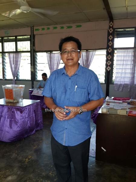 BN Candidate for Ba Kelalan, Willie Liau casting his vote at Long Sebangang, Lawas Damit this morning.