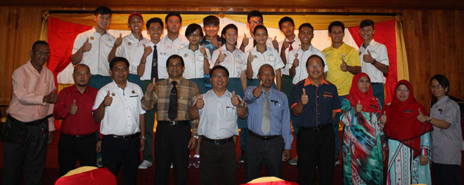 Goh (front row – fifth left) flanked by Hassan (right) and Alias with officials and some of the athletes.