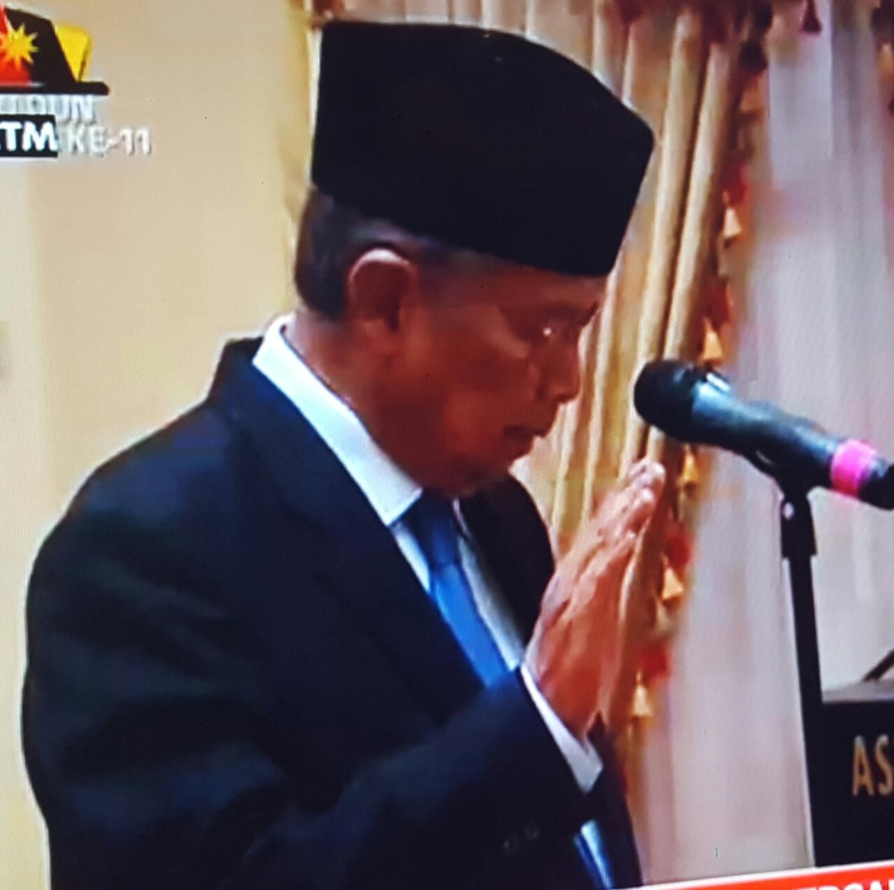 Datuk Patinggi Tan Sri Adenan Satem being sworn in on his second term as chief minister.