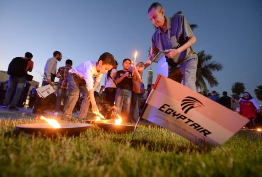 Egyptians light candles during a vigil for the victims of the EgyptAir flight that crashed in the Mediterranean Sea, in Cairo on May 26, 2016 -AFP