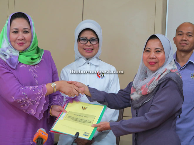 Fatimah (centre) witnesses the handing over of duties from Assistant Minister for Solidarity Rosey Yunus (right) to newly-appointed Assistant Minister for Early Childhood Education and Family Development Sharifah Hasidah Sayeed Aman Ghazali. 