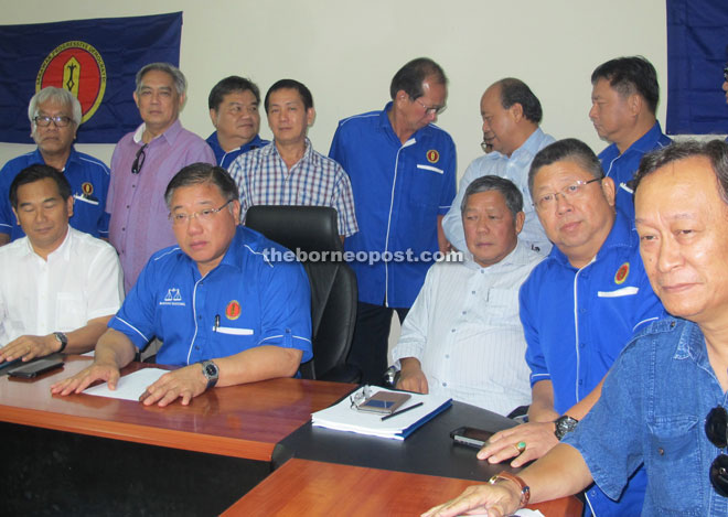 Tiong (seated, second left) chairing an emergency supreme council meeting to discuss merger with UPP and even its splinter party, Teras to consolidate the BN. The party also welcomes three partyless direct BN state representatives. Seated on third left is Mas Gading MP Anthony Nogeh, who is also party’s secretary general.