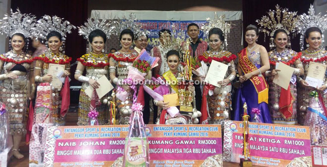 A memorable moment for first runner-up Christy Tekot (fourth left), winner Mialaine (centre seated), Yusuf (standing behind Mialaine), second runner-up Marry Puspa Marry (fourth right), Kumang Entanggor 2015 Lydia Desmond (third right), and the other finalists.