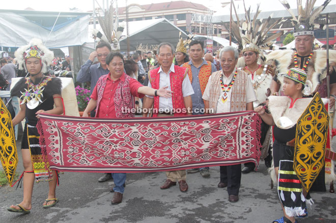 Masing (second from right) joins the Gawai parade in MJC before the closing ceremony. Also in the photo are organising chairman Rogies Meringgai (second left) and Salang (third left).