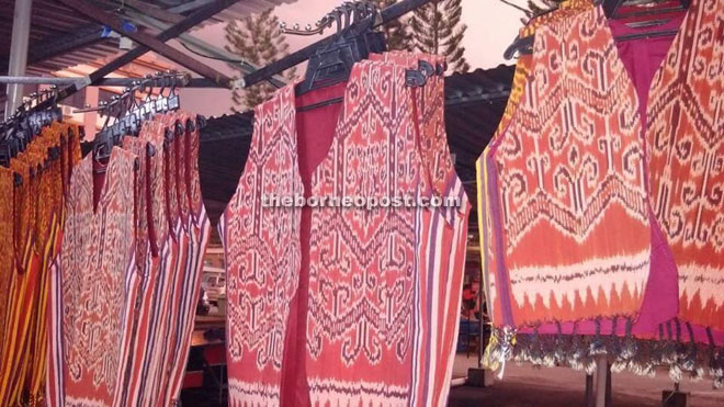 Traditional Iban arts enthusiasts and memento hunters will be thrilled to know that the Gawai Dayak Bazaar at MJC Batu Kawah has some stalls selling ‘Baju Burung’, among other cultural trinkets.