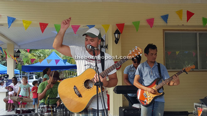 Dr Marlon Thoreson, Jamilah Ayub, Rob Threllfall and Trinnah Estiva  perform at the Country Fair.