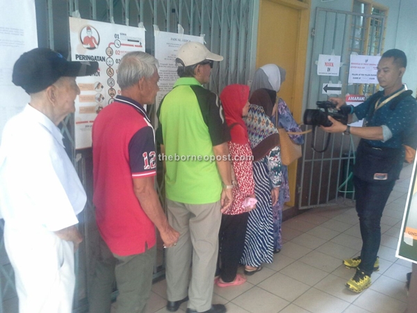 N55 NANGKA: Voters make a beeline, making a queue as early as 7.50am for their turns to cast their votes at SJKC Methodist.