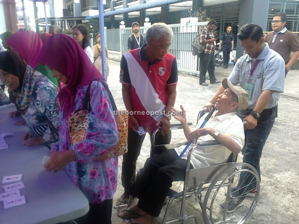 N55 NANGKA: Elderly Malet Kihok, 80, from Kampung Datu among the early voters at SJKC Methodist.