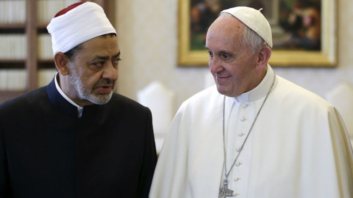Pope Francis talks with Egyptian Grand Imam of al-Azhar Mosque Sheikh Ahmed Mohamed al-Tayeb during a private audience at the Vatican on May 23, 2016. Max Rossi / Pool / AFP photo