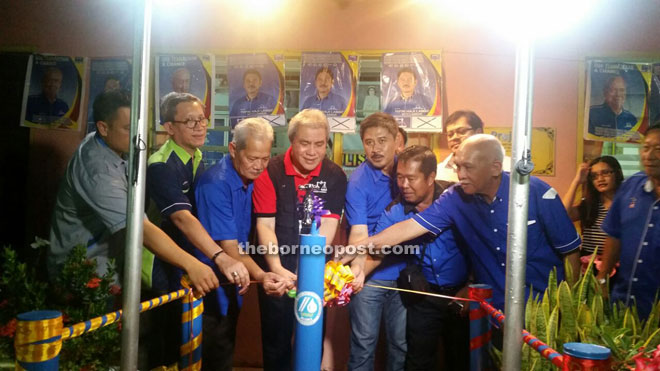 Awang Tengah (fourth left) officiating at the rural water supply project in Bukit Kisi with Ripin (fifth left), Ubaidillah (second left) and others.