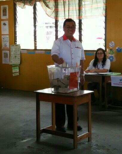 DAP candidate for Tanjung Batu Chiew Chiu Sing casts his vote at SK St Anthony Bintulu at 9.36am. When met, the DAP deputy chairman said this 11th state election will be the toughest electoral fight for him and the opposition parties in Sarawak.