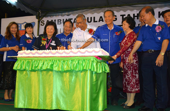 Adenan (fifth left) cuts an anniversary cake together with from (third left) direct BN candidate for Pelawan Datuk Janet Lau, Wong, chairman of the school board Datuk Tiong Thai King and others. 