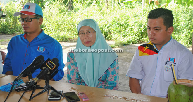 Wan Azizah, flanked by Abdul Raafidin (right) and Nik Azmi, at a press conference. 