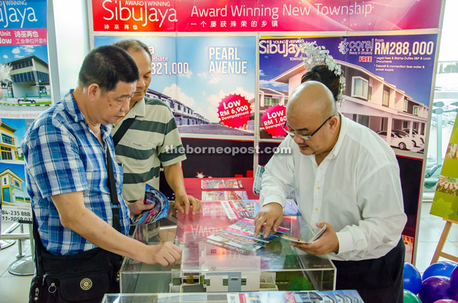 Senior manager for Business Development Eddy Puah answering queries from the visitors from China on foreign ownership of properties in SibuJaya.