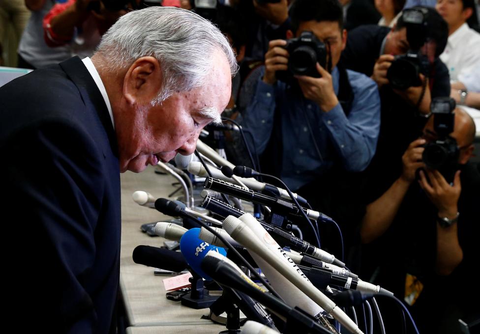 Suzuki Motor Chairman and Chief Executive Officer Osamu Suzuki bows at a news conference at the Land, Infrastructure, Transport and Tourism Ministry in Tokyo, Japan, May 18, 2016. REUTERS/Thomas Peter